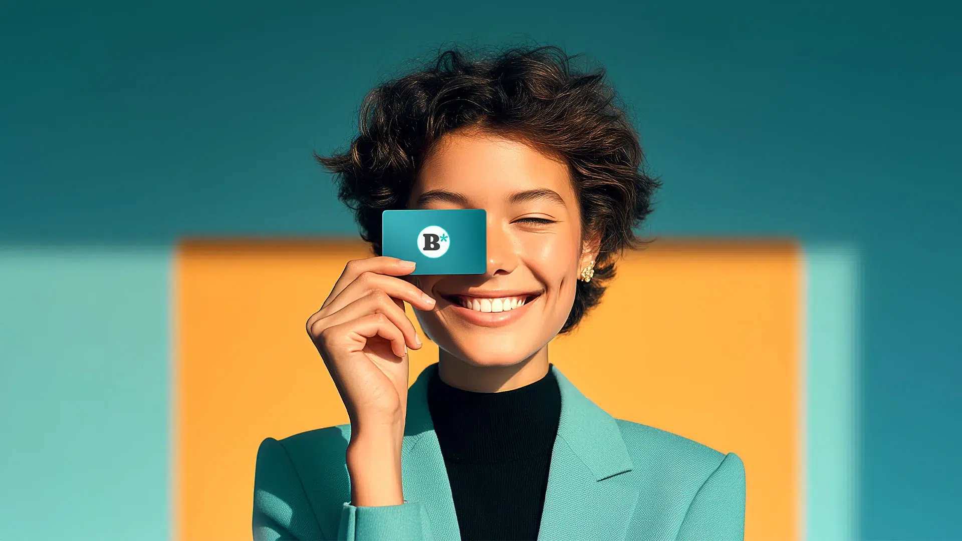 Colaboradora sorridente segurando cartão da Bentec, corretora especialista na gestão de plano de saúde empresarial com foco em economia e cuidado.